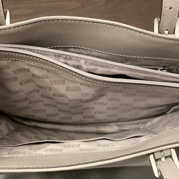 Like new silver Michael Kors purse - Picture 4 of 8